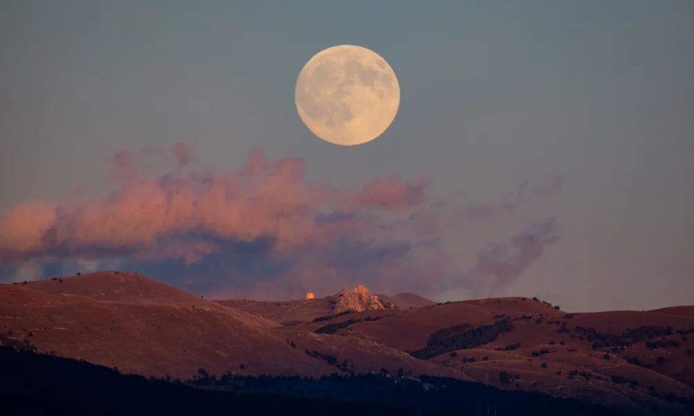 Луна на небе