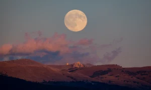 Луна на небе