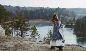 девушка на фоне парка