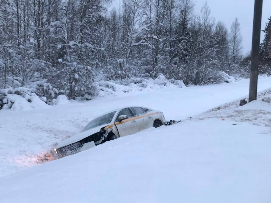 автомобиль в кювете