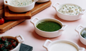 Соусы для мяса на столе