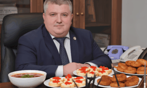 Губернатор Новгородской области Александр Дронов в окружении еды.