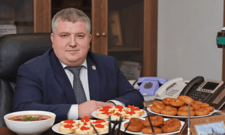 Губернатор Новгородской области Александр Дронов в окружении еды.