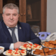 Губернатор Новгородской области Александр Дронов в окружении еды.