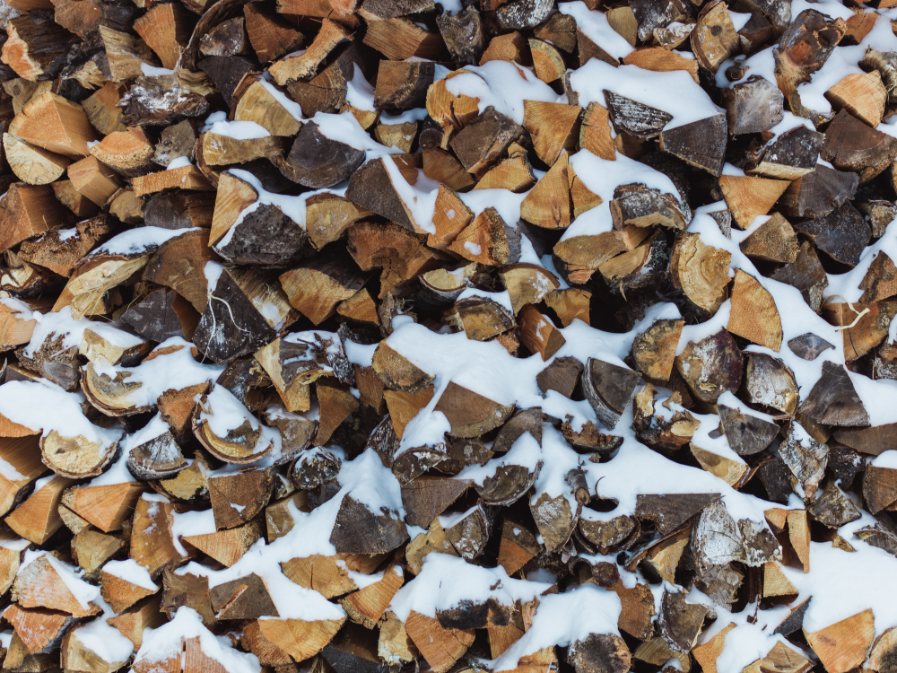 Дрова в снегу