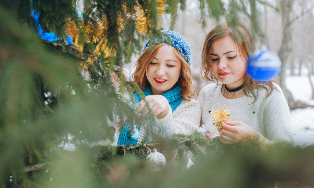 девушки наряжают ёлку