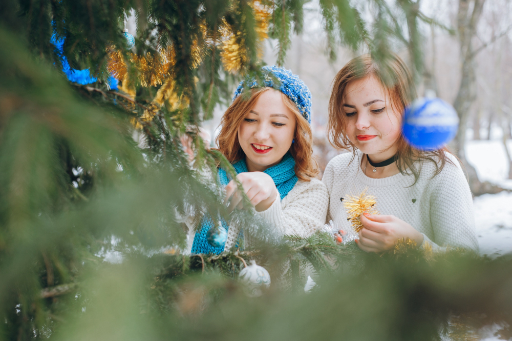 девушки наряжают ёлку