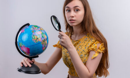 Девушка с глобусом