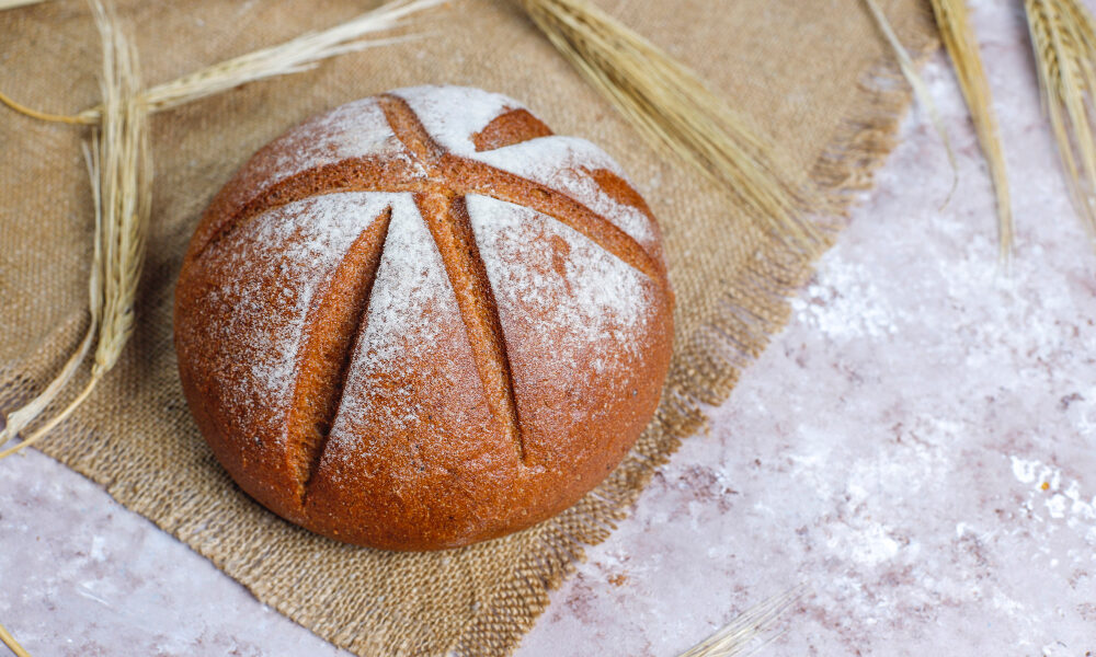 свежеиспеченный хлеб на столе