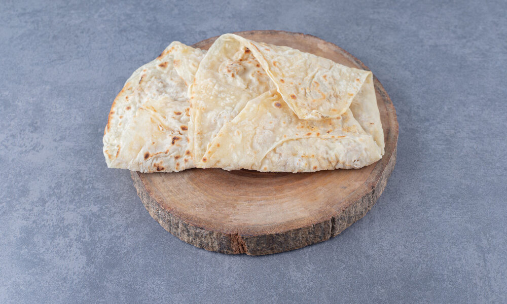 Лаваш на деревянном спиле