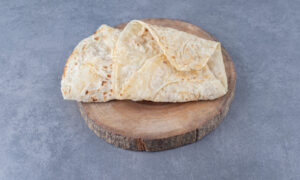 Лаваш на деревянном спиле