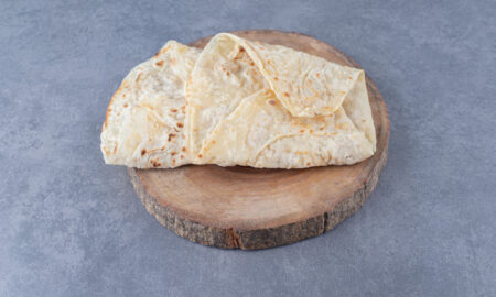 Лаваш на деревянном спиле