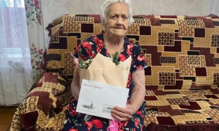 alt старушка на диване с письмом