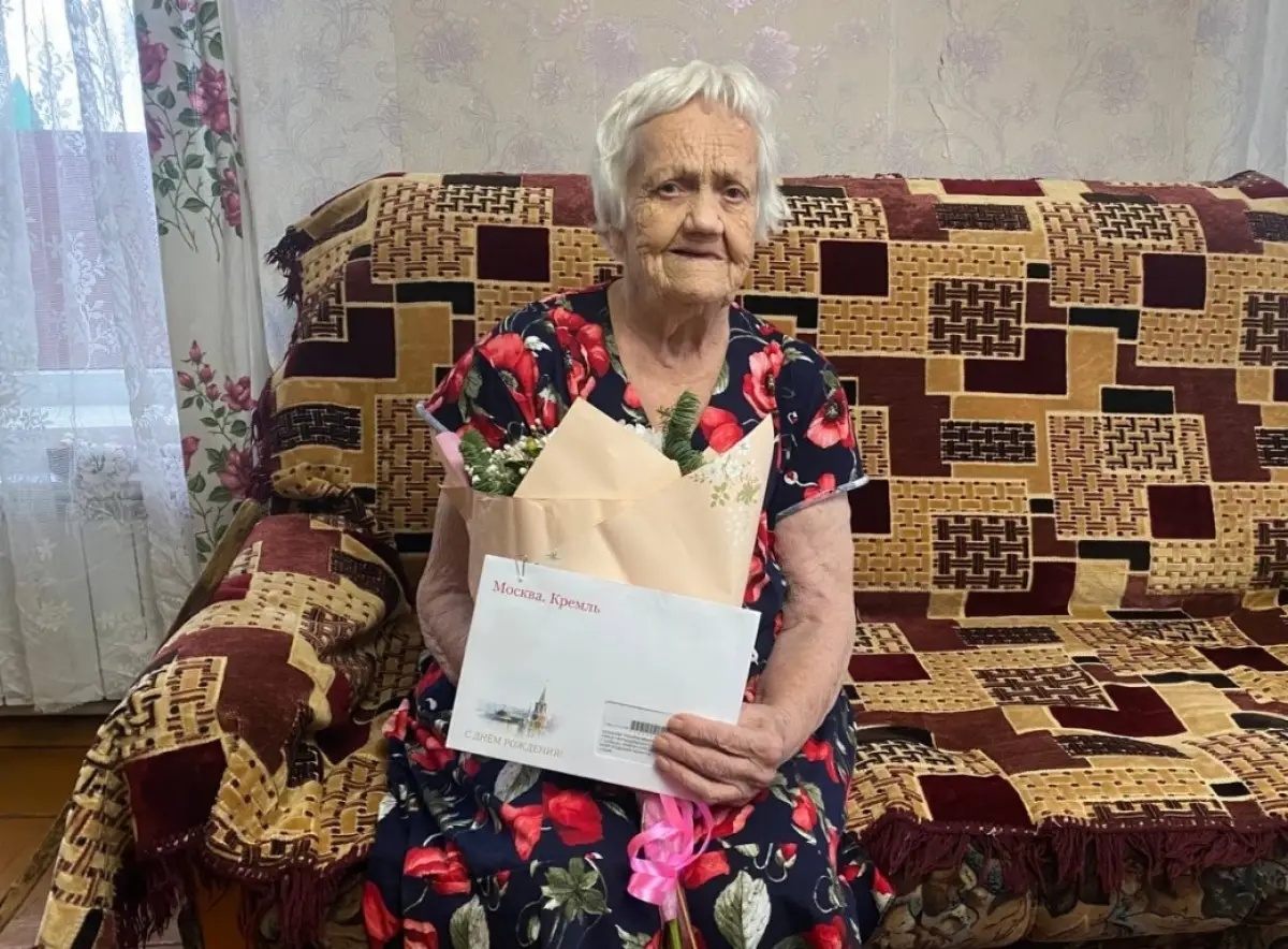 alt старушка на диване с письмом