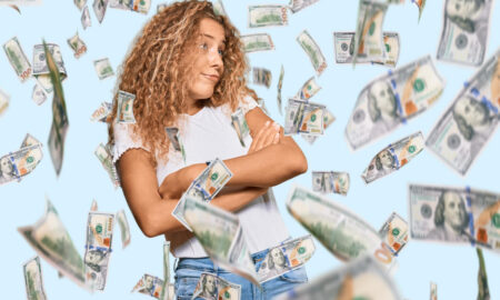 Девушка под дождем из денег