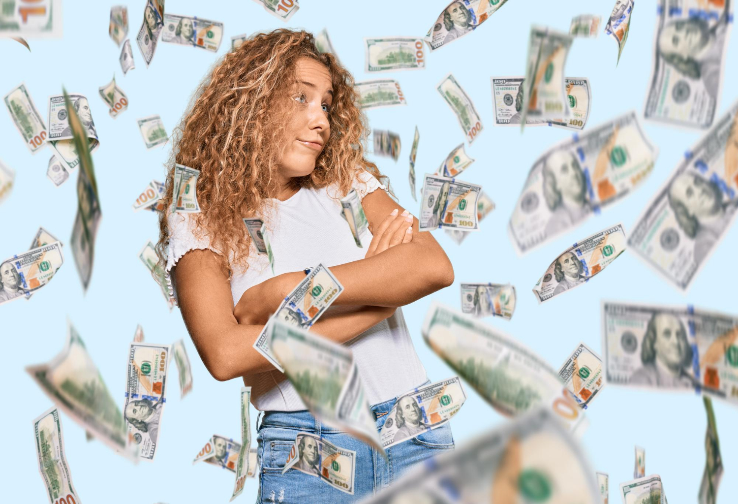 Девушка под дождем из денег