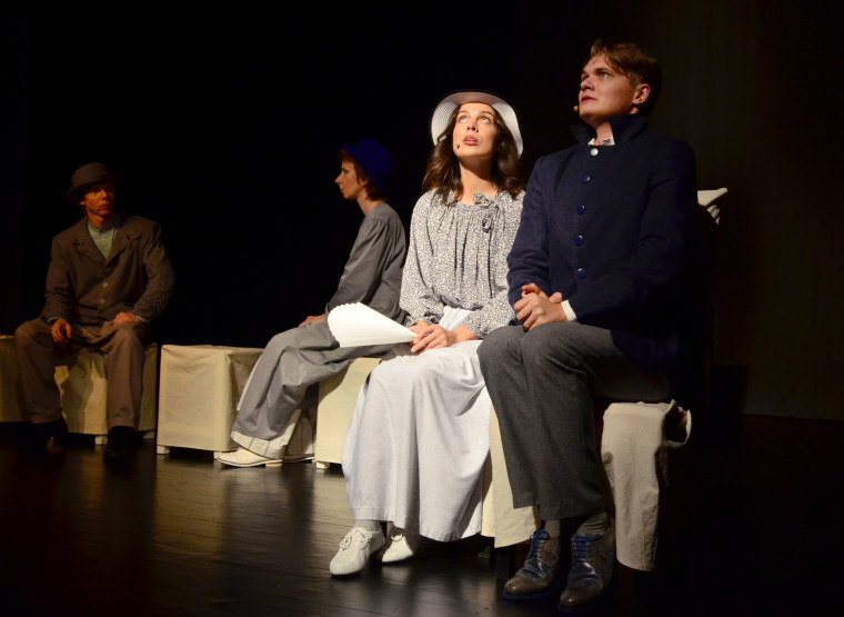 сцена из спектакля