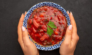 Тарелка красного борща