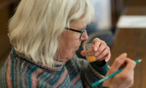 Бабушка нюхает стакан