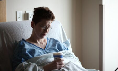 Женщина лежит на койке