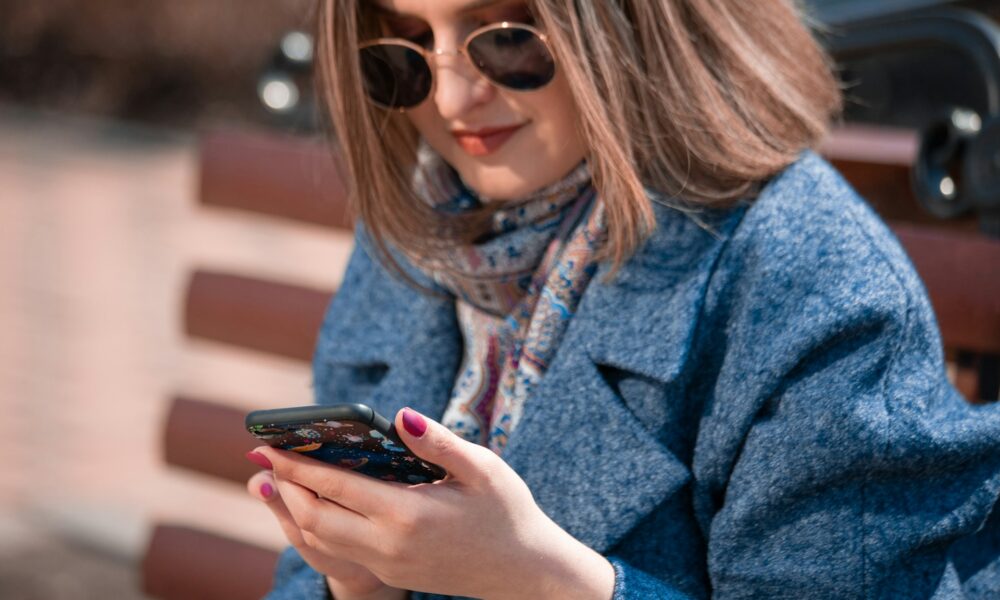 Девушка говорит по телефону