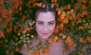 Девушка с цветами