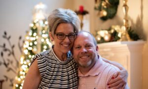 Пара обнимается