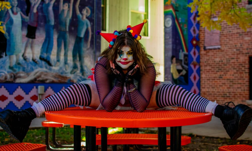 Девушка клоун