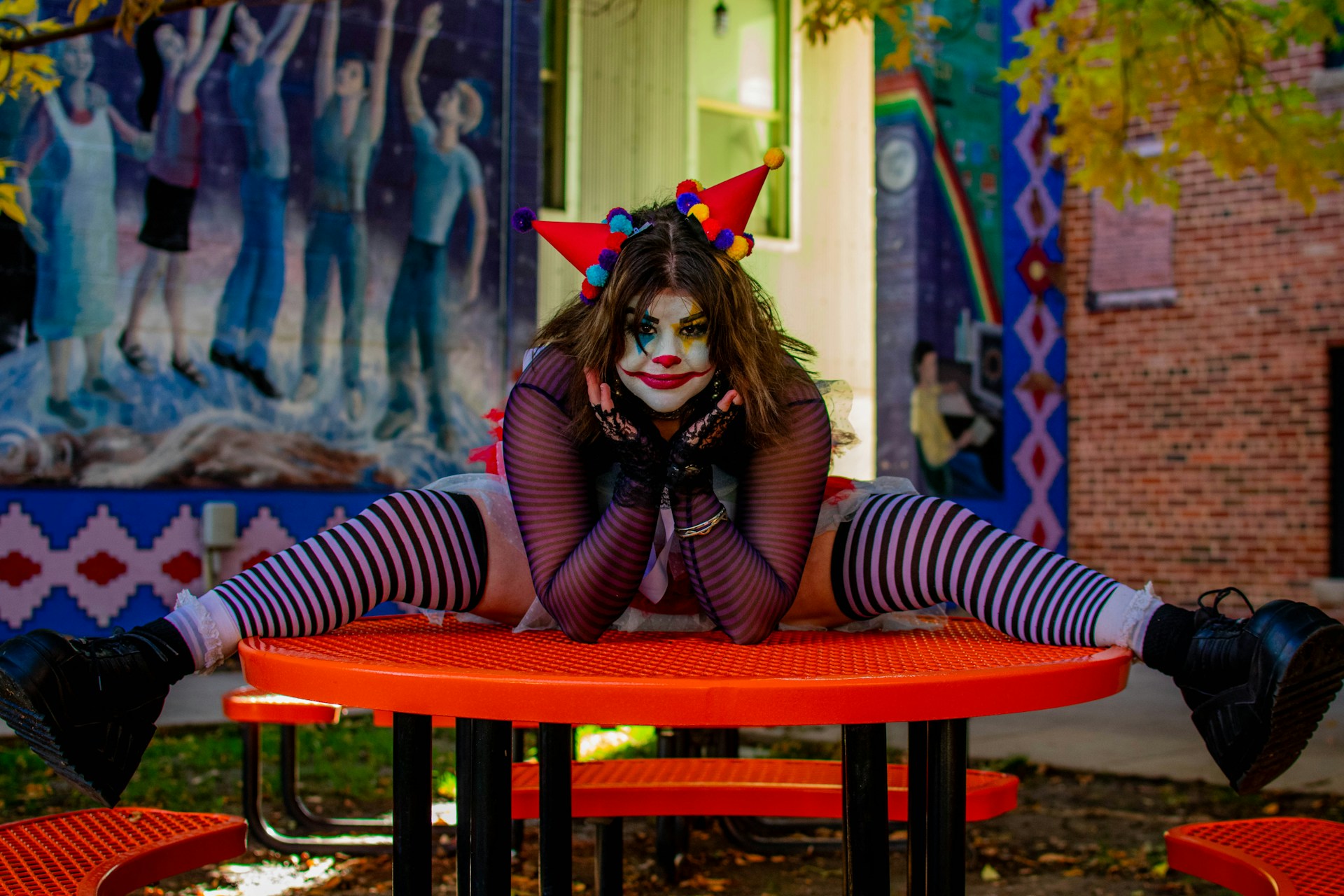Девушка клоун