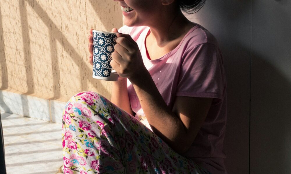 Девушка пьет кофе