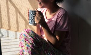 Девушка пьет кофе