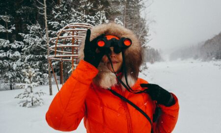 Девушка с биноклем