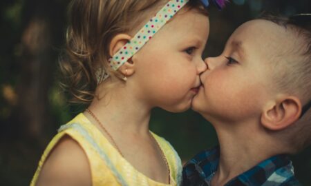 Дети целуются