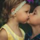 Дети целуются