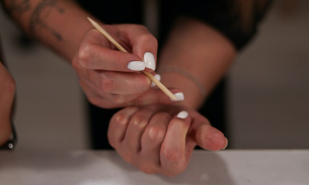 Девушка делает маникюр