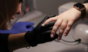 Девушка на маникюре