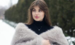 Девушка в шубе