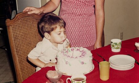 Мальчик задувает свечи