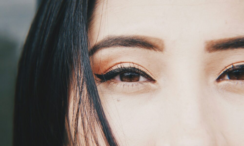 Девушка с черными бровями