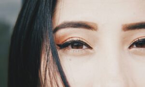 Девушка с черными бровями