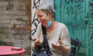 Бабушка улыбается