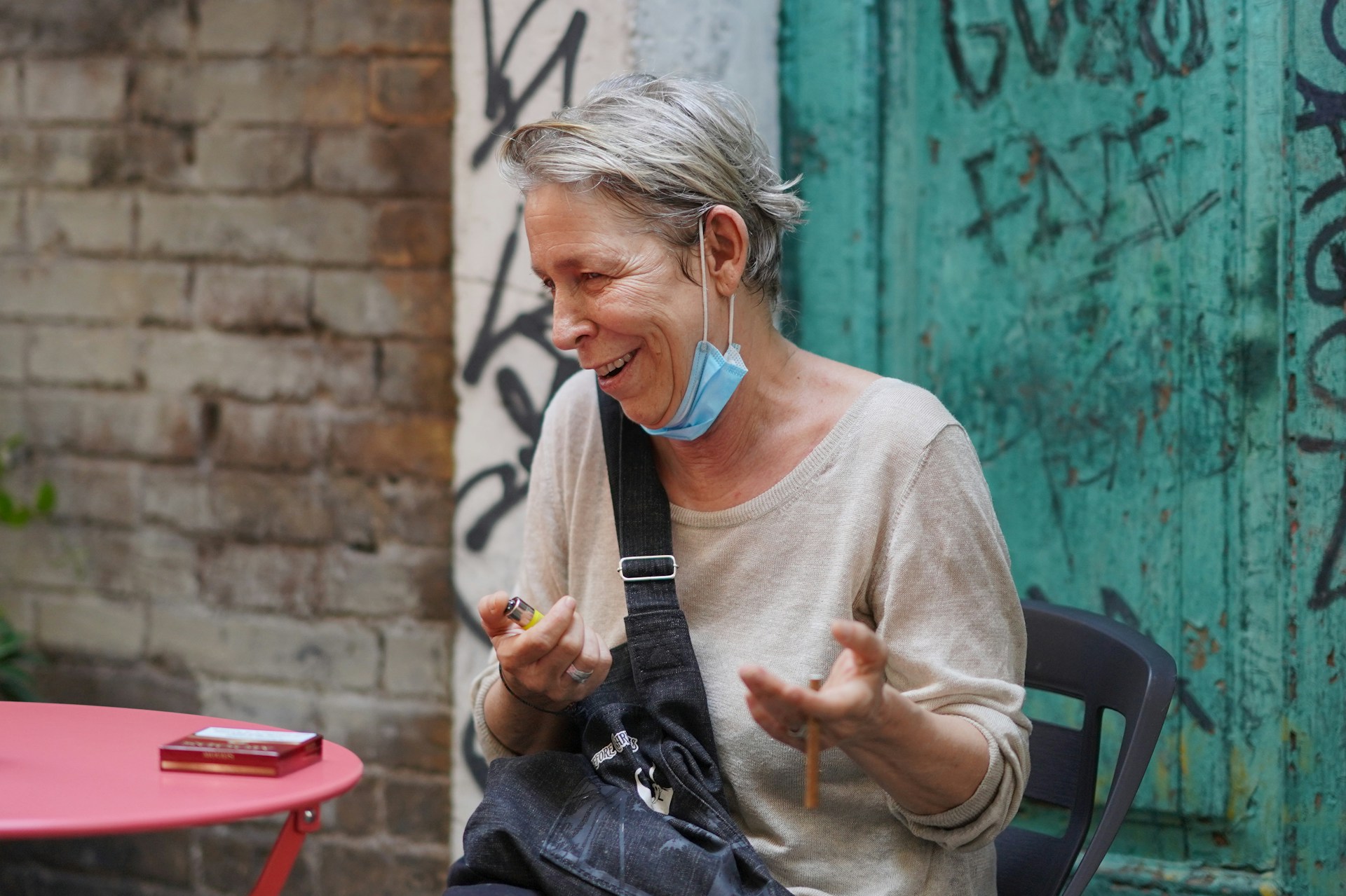 Женщина с сигаретой