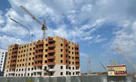 alt кран и дом на стройке