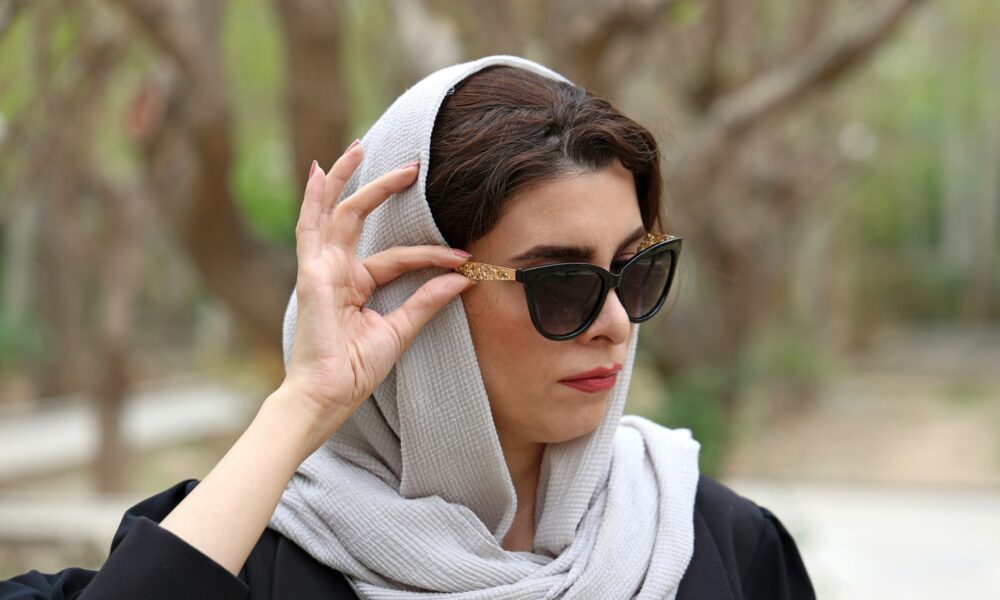 Стильная девушка в очках