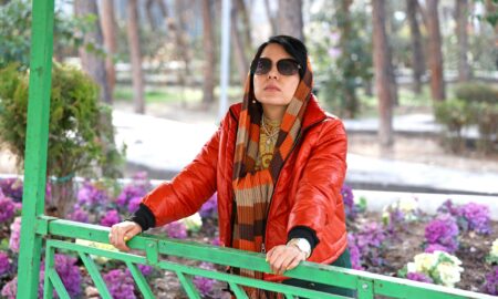 Женщина в красной кожанке