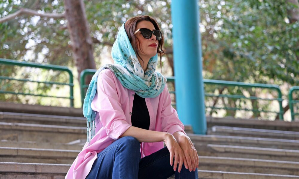 Девушка в джинсах и пиджаке