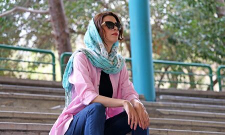 Девушка в джинсах и пиджаке