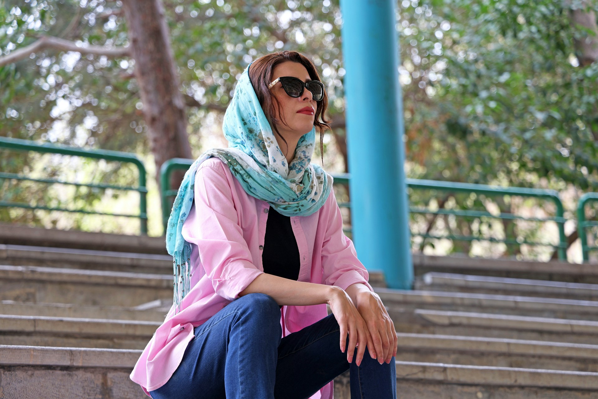 Девушка в джинсах и пиджаке