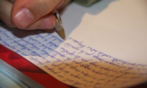 Пишет в блокноте