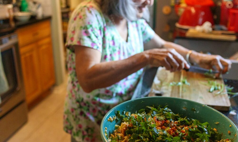 бабушка готовит салат